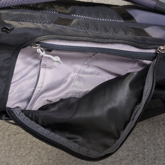 REI Co-op Ruckpack 28L Backpack in Black Rain Cover ~ Hiking - Day Pack - Travel - Picture 8 of 16